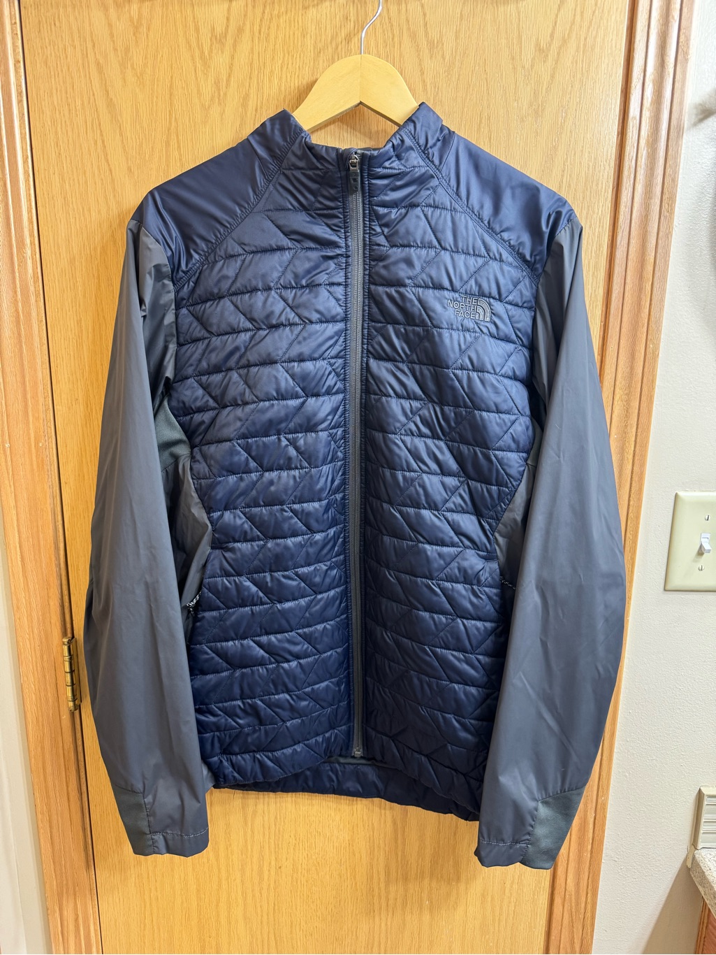 North Face Mens Large Navy & Grey Thermoball Active Jacket, Running/Hiking